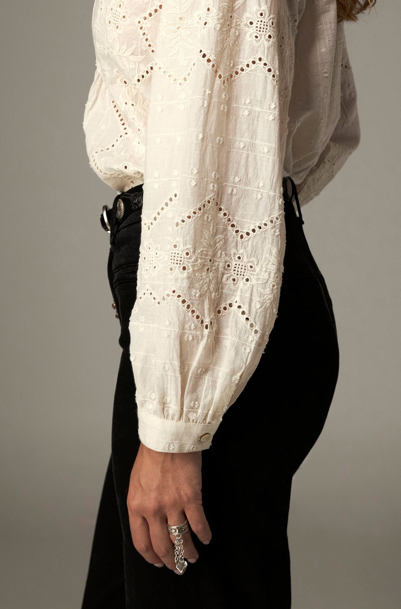 Maison Hotel Renata Blouse Chantilly