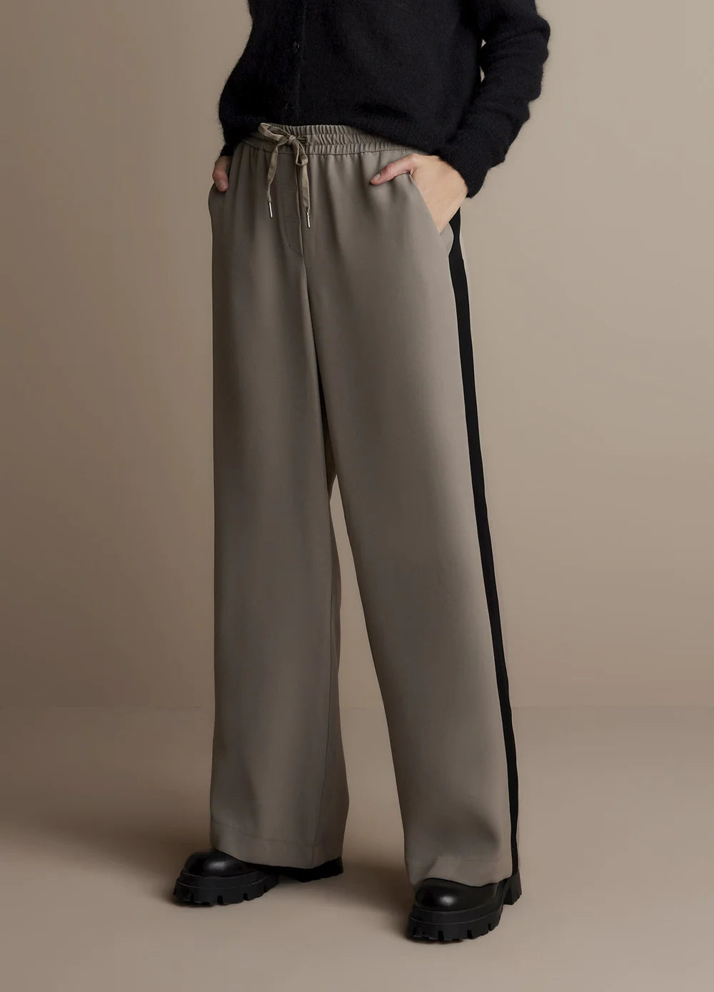 Summum Relaxed Wide Leg Trousers Clay
